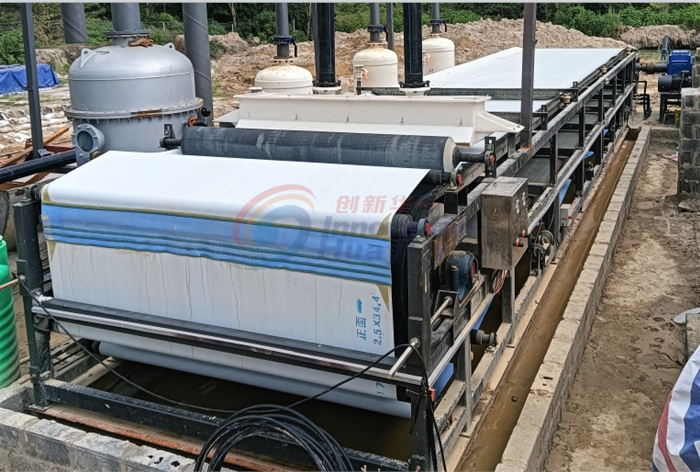 30平真空過濾機(jī)在贊比亞銅礦尾砂脫水現(xiàn)場