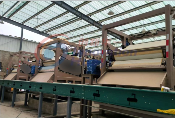 河南某大型牧場三臺牛糞壓濾機(jī)安裝投產(chǎn)現(xiàn)場