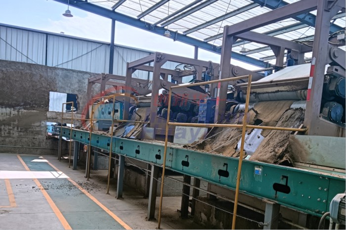 平頂山三臺1.5m牛糞帶式壓濾機(jī)運(yùn)行現(xiàn)場