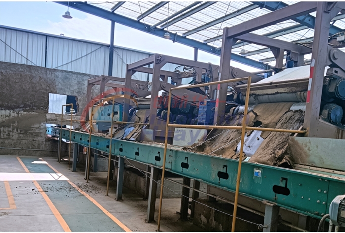 平頂山三臺1.5m牛糞帶式壓濾機運行現(xiàn)場